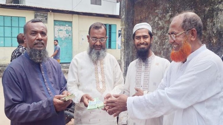 রাস্তায় কুড়িয়ে পাওয়া জাকাতের ১ লাখ ২৩ হাজার টাকা ফেরত: সততার