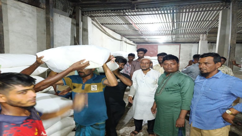 তালতলীতে সার সংকটের মধ্যেও কৃষকদের মাঝে সরকারি সার বিতরণ