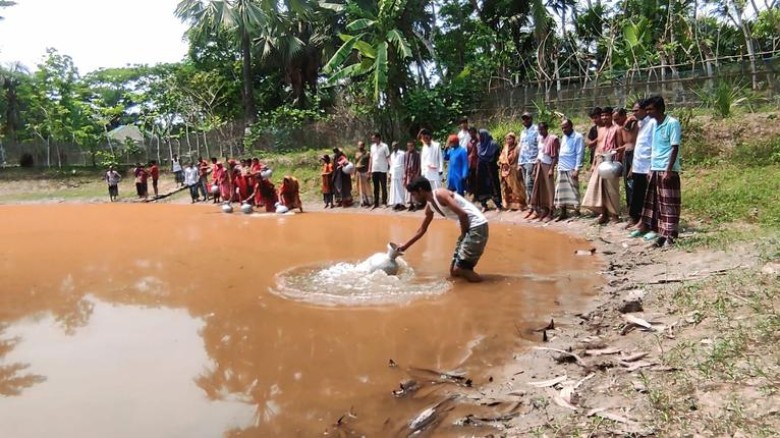 পাথরঘাটায় দেড়শ বছরের পুরনো পুকুর খননের দাবিতে মানববন্ধন