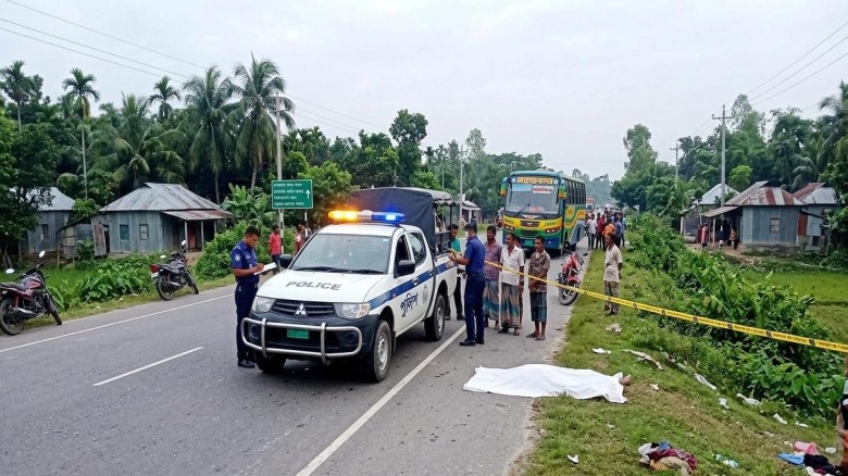 আমতলীতে বাসের চাপায় খানকার খাদেম নিহত...