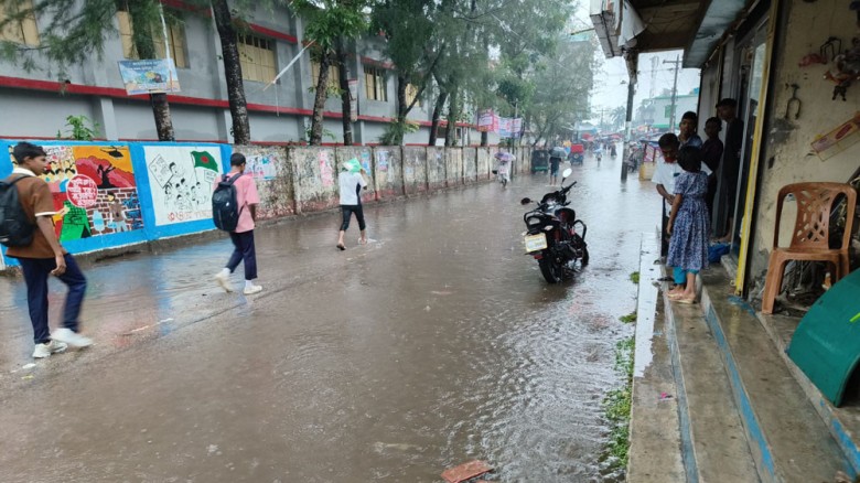 দুর্ভোগে বেতাগী সরকারি পাইলট উচ্চ বিদ্যালয়ের শিক্ষার্থীরা -
