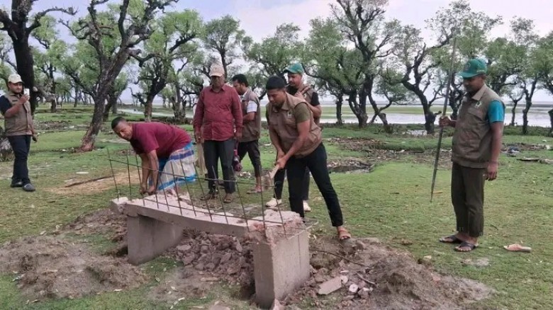 তালতলীর পর্যটন এলাকায় সমন্বয়হীনতার কারণে নির্মাণাধীন বেঞ্চ
