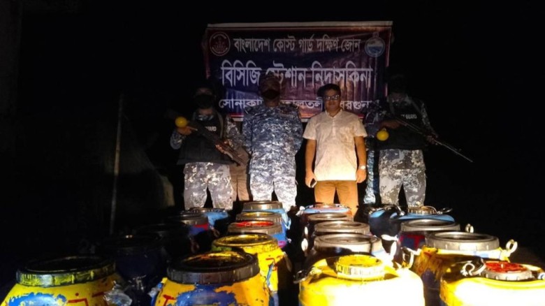 তালতলীতে ১৮ লাখ টাকার অবৈধ চিংড়ি রেণু জব্দ