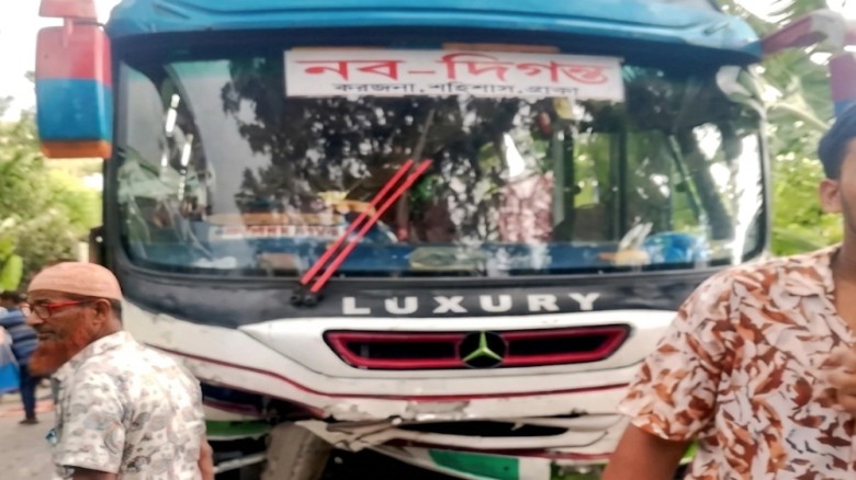পটুয়াখালীতে বরগুনার নবদিগন্ত বাস-অটোরিকশার সংঘর্ষে নিহত ১, আ