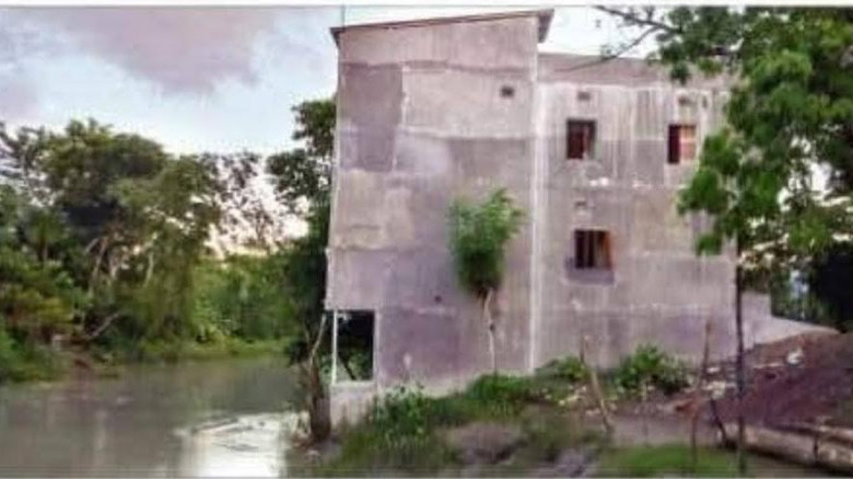 বরগুনায় সরকারি জমি দখল করে সাবেক এমপির সিন্ডিকেটের বহুতল ভবন