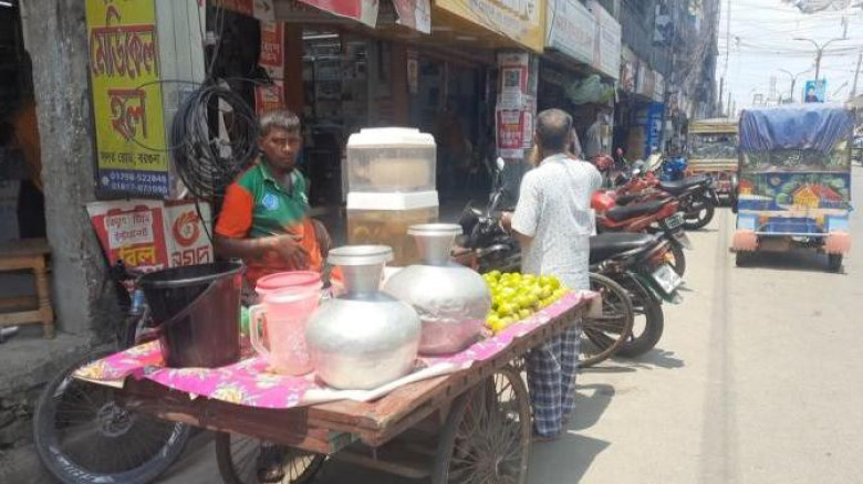 তীব্র গরমে বিপর্যস্ত বরগুনার জনজীবন: স্বাস্থ্যঝুঁকিতে শিশু ও