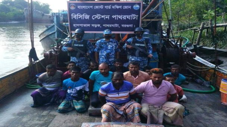 পাথরঘাটায় কোস্ট গার্ডের অভিযানে ১২ জেলেসহ মৎস্য ও অবৈধ সরঞ্জাম জব্দ