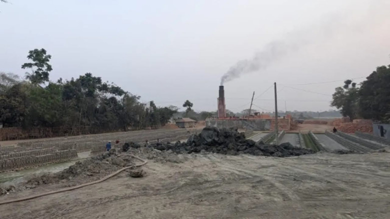 আমতলীতে জনবসতি ও কয়েকটি শিক্ষাপ্রতিষ্ঠানের ১০০ গজের মধ্যে চলছে ইটভাটা!