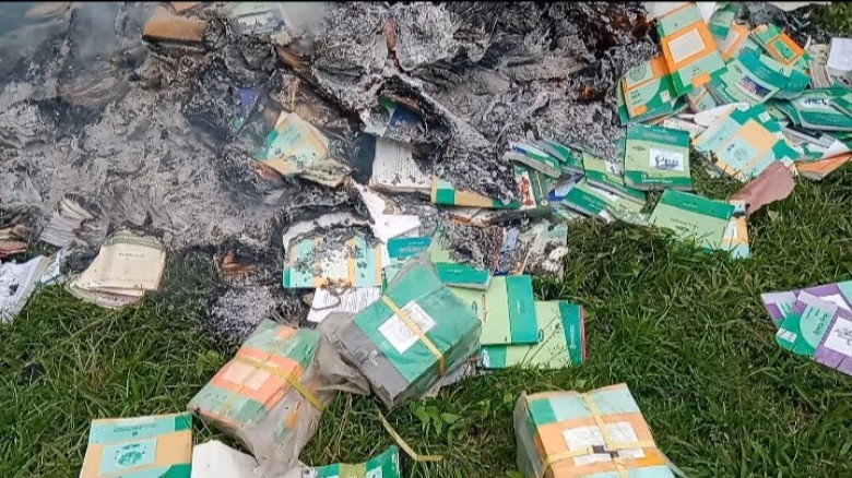 আমতলীতে বিদ্যালয়ের বই-পত্র পোড়ানোর অভিযোগ প্রধান শিক্ষকের বি