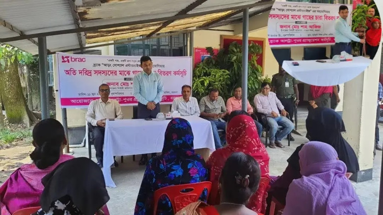 আড়ংয়ের সহায়তায় বরগুনায় ৭৩০ দরিদ্র পরিবারের মাঝে ২ হাজার ১৯০ গাছের চারা বিতরণ