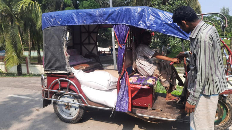 তালতলীতে ভিজিএফ চাল পাচারকালে ইউপি সদস্য আটক!