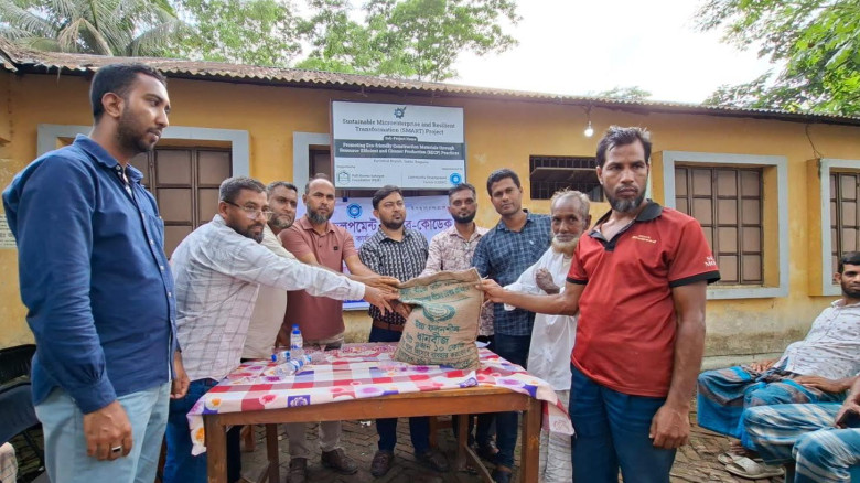 বরগুনায় কোডেকের উদ্যোগে প্রান্তিক কৃষকদের মাঝে উন্নত জাতের ধ
