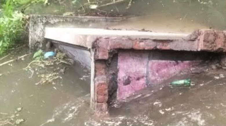 বেতাগীতে ভেকু দিয়ে মাটি কাটায় খালে ধসে পড়ল সরকারি টয়লেট: