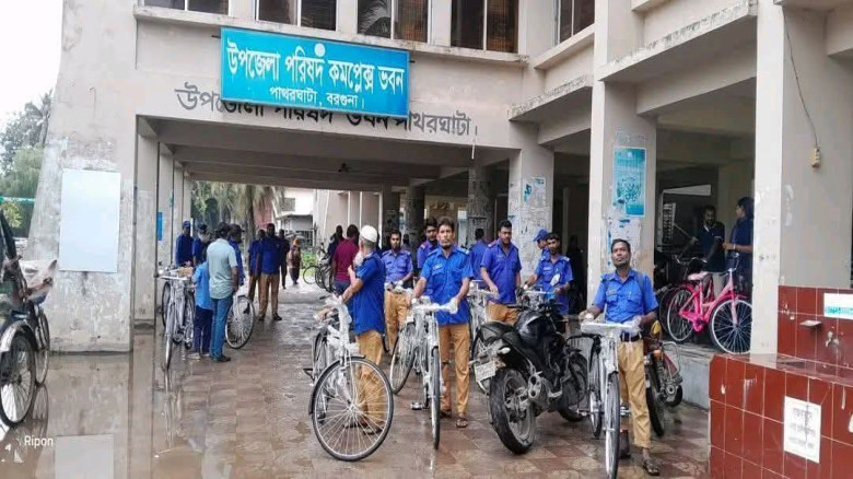 পাথরঘাটায় ইউনিয়ন চৌকিদারদের মাঝে নতুন বাইসাইকেল বিতরণ