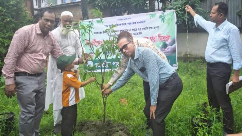 বরগুনায় শিক্ষার্থীদের মাঝে ব্র্যাকের আম্রপালি আমগাছের চারা 