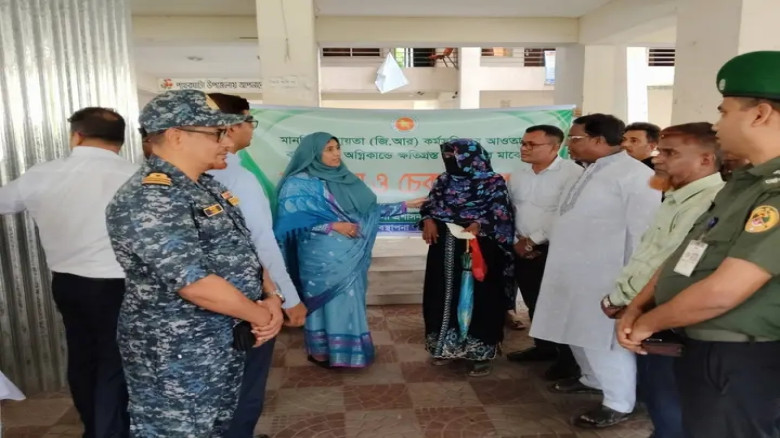 বরগুনার পাথরঘাটায় বজ্রপাত ও অগ্নিকাণ্ডে ক্ষতিগ্রস্তদের মাঝে 