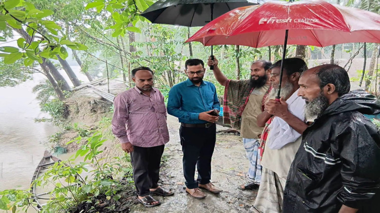 বেতাগীতে বেড়িবাঁধ ভেঙে প্লাবিত: পানিবন্দি এলাকাবাসী; পরিদর্শ