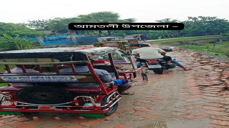 আমতলী-ছুরিকাটা সড়কের বেহাল দশা: প্রতিনিয়ত ঝুঁকি নিয়ে চলাচলে