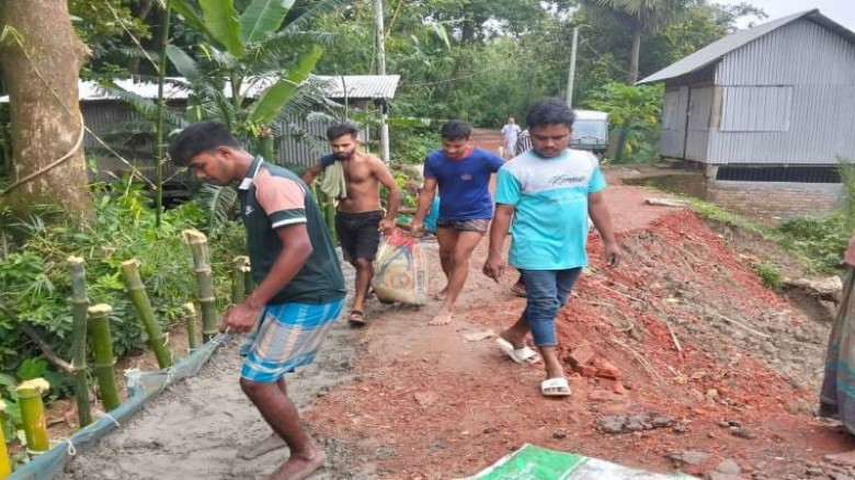 বেতাগীতে সল্পপরিসরে স্বেচ্ছাশ্রমে সংস্কার হলো ক্ষতিগ্রস্ত সড়
