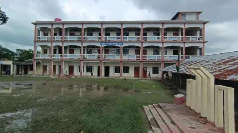 তালতলী আলীর বন্দর মাধ্যমিক বিদ্যালয়ের সরকারি ভবনে বসবাস ও র