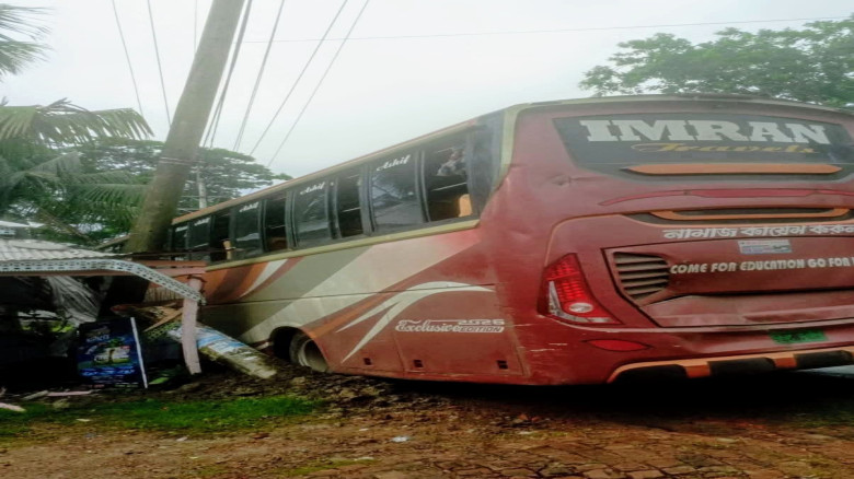আমতলীতে বাসের ধাক্কায় ৩৩ কেভি বিদ্যুৎ খুঁটি বিধ্বস্ত, দীর্ঘ 