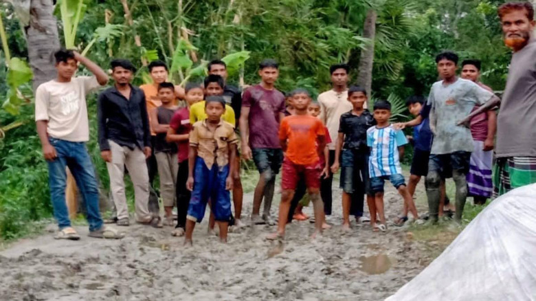 কাদামাখা পথে দুই হাজার মানুষের দুর্ভোগ, উন্নয়নের অপেক্ষায় আম