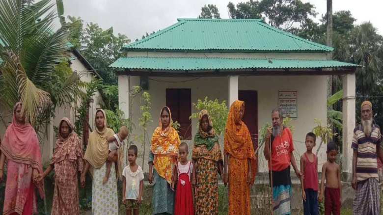 ঘর মিলেছে, মেলেনি নিরাপদ পানি ও রাস্তা: দুর্ভোগে তালতলীর আশ্