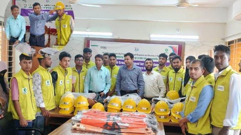 বরগুনায় স্বেচ্ছাসেবকদের মাঝে জরুরি সুরক্ষা সরঞ্জাম বিতরণ