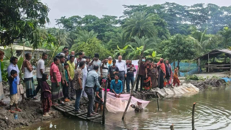 পাথরঘাটায় ১১৩টি পুকুরে চার লক্ষাধিক মাছের পোনা অবমুক্ত: