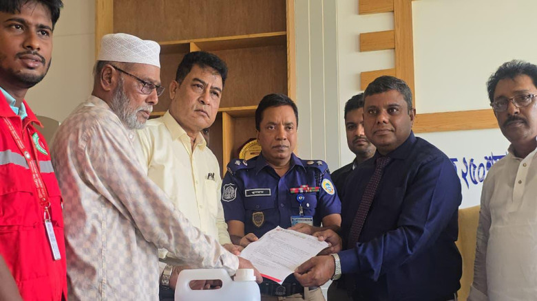 বরগুনা হাসপাতালে হাম রোধে রেড ক্রিসেন্টের চিকিৎসা সামগ্রী বি