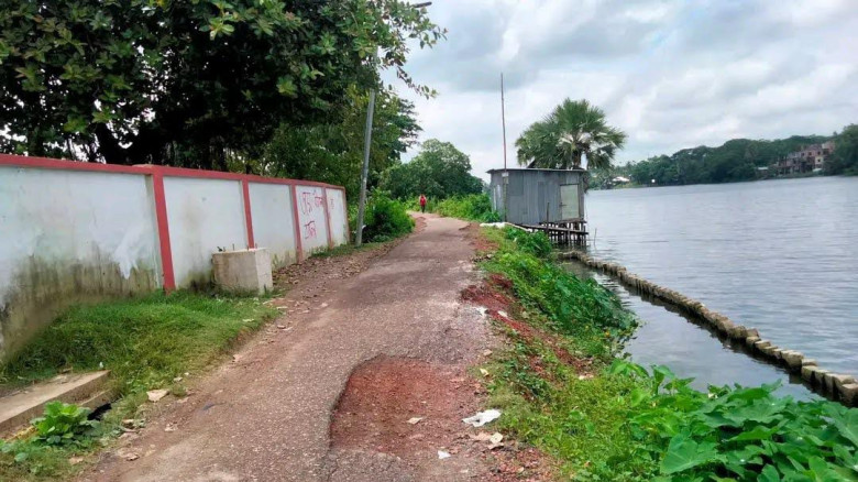 আমতলীতে পল্লবী সড়কের বেহাল দশা: দুর্ভোগে শিক্ষার্থীসহ নাগরিক