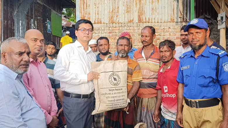 তালতলীতে দুর্ঘটনাকবলিত ট্রলারের ১৪ জেলের পরিবারে খাদ্য সহায়ত