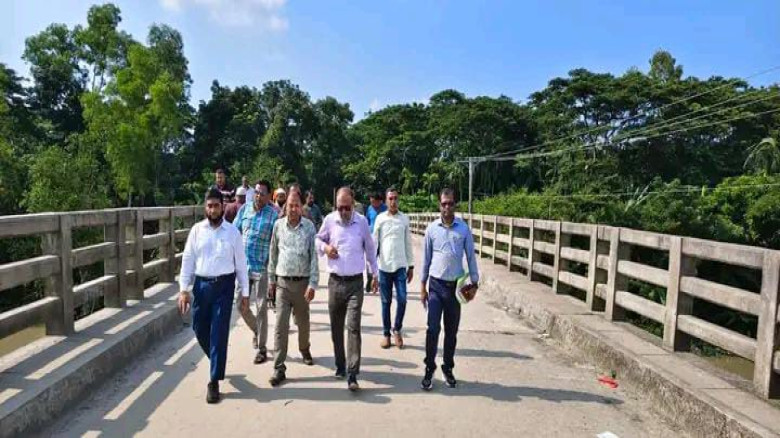 আমতলীতে আমড়াগাছিয়া ৬৬ মিটার সেতুর নির্মাণকাজ পরিদর্শন