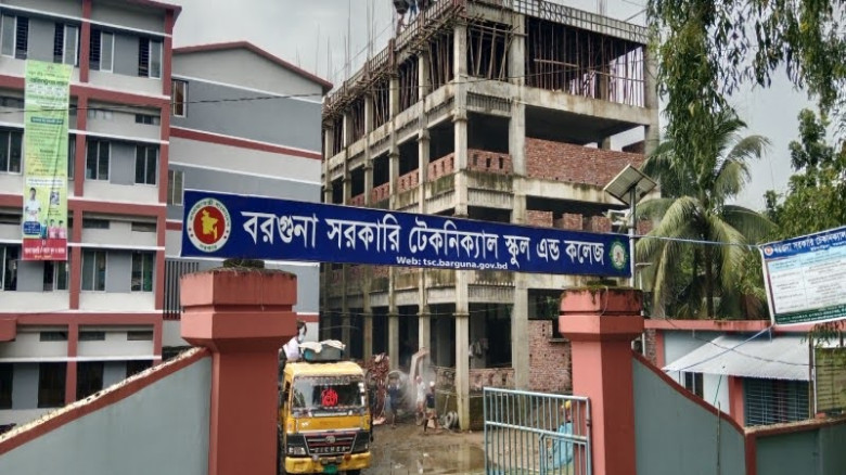 বরগুনা টেকনিক্যাল স্কুলে ভবন নির্মাণে নিম্নমানের সামগ্রীর অভিযোগ!...