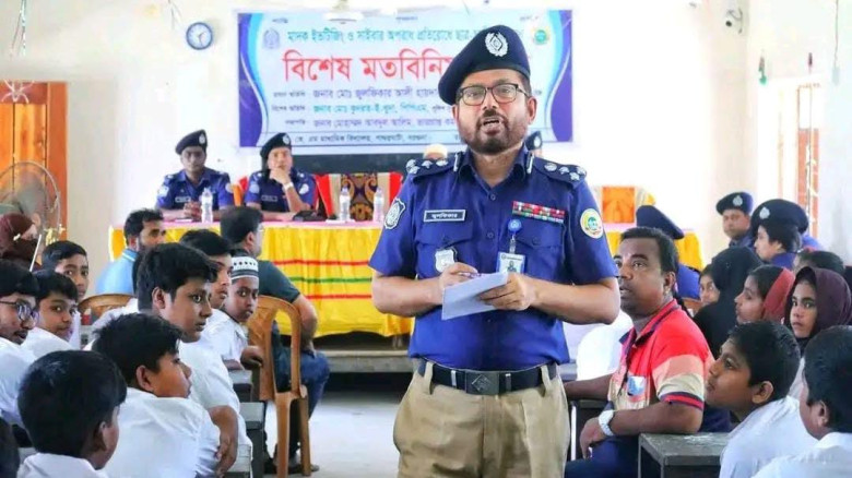 পাথরঘাটায় শিক্ষার্থীদের নিয়ে ডিআইজির মাদক ও অপরাধবিরোধী সভা