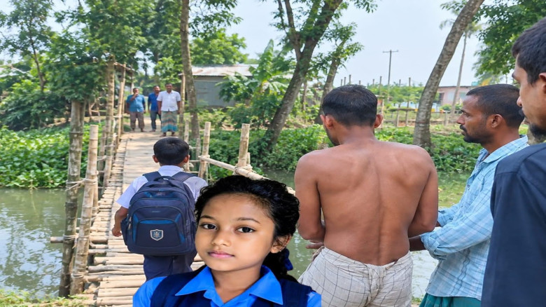 পাথরঘাটায় বাবা সাগরে এদিকে সাঁকো ভেঙে পানিতে ডুবে শিশুর মৃত্