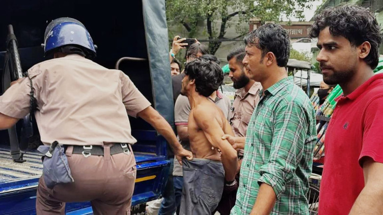 জবিতে ‘জয় বাংলা’ স্লোগান দেওয়ায় বরগুনার এক রিকশাচালক আটক!...