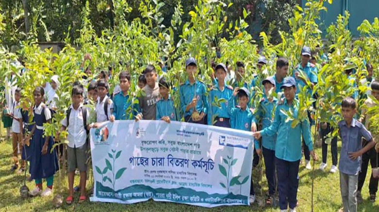 তালতলীতে তিন শতাধিক শিক্ষার্থীর মাঝে গাছের চারা বিতরণ...