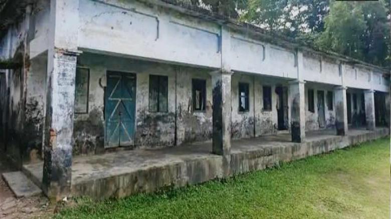বেতাগীতে ঝুঁকিপূর্ণ ভবনে এক কক্ষে দুই শ্রেণির পাঠদান!