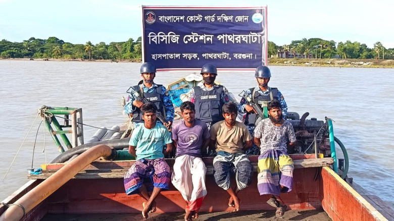 বরগুনার বলেশ্বরে কোস্ট গার্ডের অভিযানে অবৈধ বালু উত্তোলনে ২ 