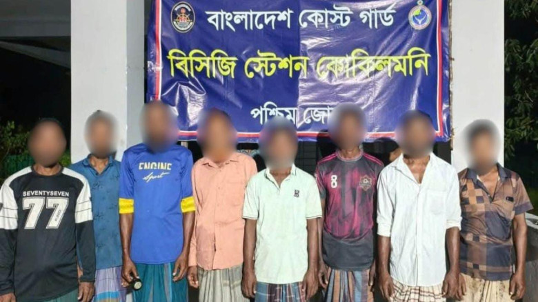 বঙ্গোপসাগর থেকে বরগুনার ৮ জেলেকে জীবিত উদ্ধার!