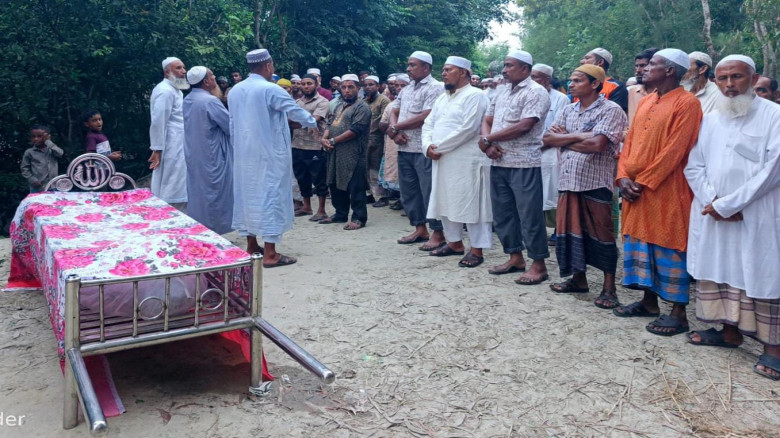 বুড়িরচরে মরহুম বাবুল সিকদারের বোনের জানাজায় সাবেক চেয়ারম্য
