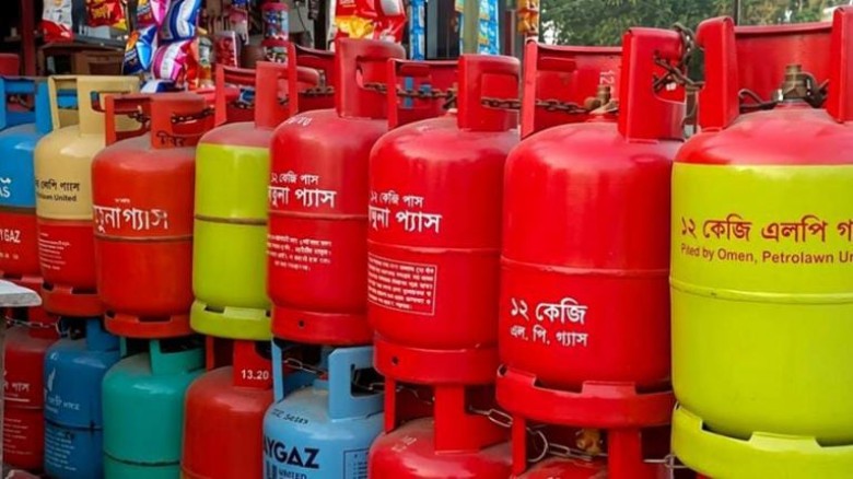 আমতলীতে এলপিজি গ্যাসের সংকট: অতিরিক্ত দামে বিক্রির অভিযোগ!