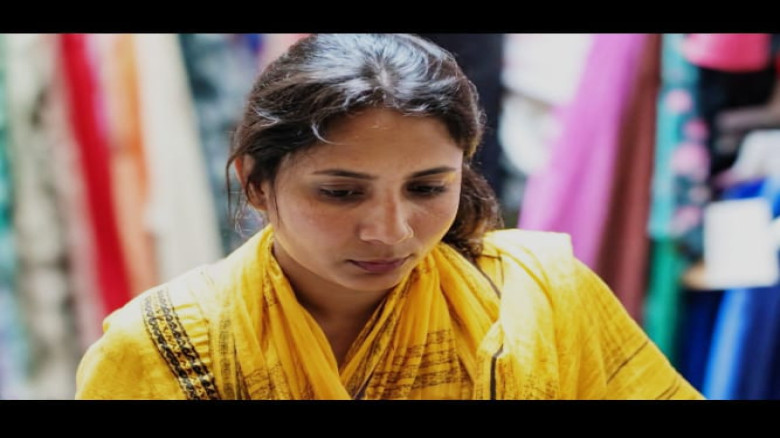 বরগুনায় কাপড়ের দোকানে চুরি: সিসিটিভিতে এক তরুণীর কাণ্ড!