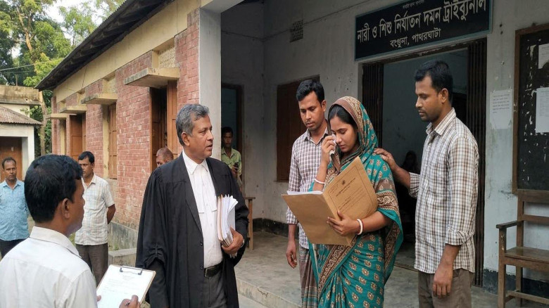 পাথরঘাটায় গৃহবধূকে ধর্ষণ ও ভিডিও ছড়িয়ে দেওয়ার হুমকি, মামলা