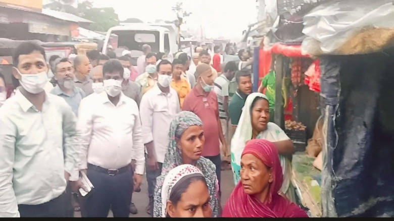 আমতলীতে সড়ক দখলমুক্ত করতে উচ্ছেদ অভিযান...