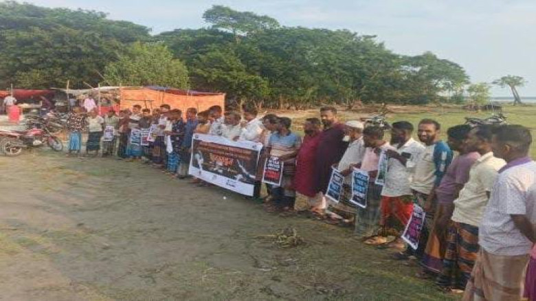 পাথরঘাটায় ঋণসংকট নিরসন ও জলবায়ু ক্ষতিপূরণের দাবিতে মানববন্