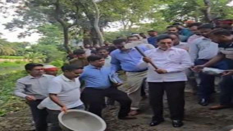 বরগুনায় কড়ইতলা খালের পুনঃখনন কাজের উদ্বোধন করলেন চীফ হুইপ নূরুল ইসলাম মনি...