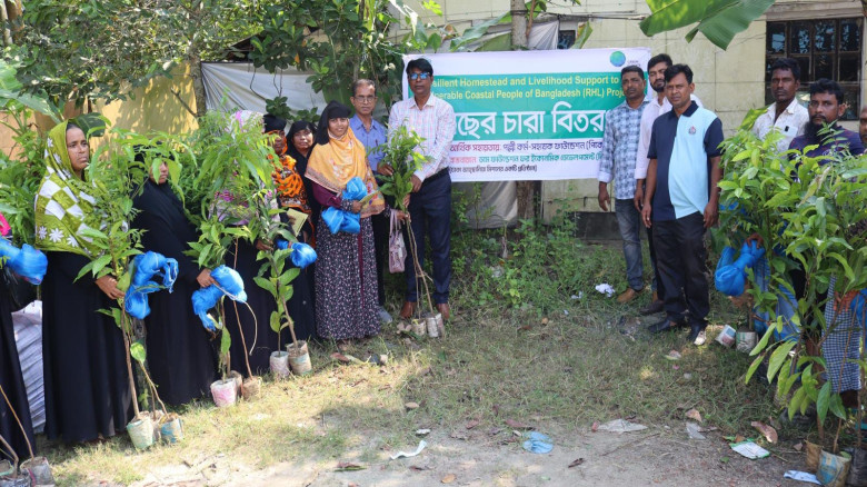 বরগুনায় ৪০০ উপকারভোগীর মাঝে ১২০০ গাছের চারা ও নেট বিতরণ করে