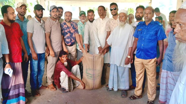 আমতলীতে মাছ আহরণ থেকে বিরত থাকা ৭০৩ জেলের মাঝে চাল বিতরণ
